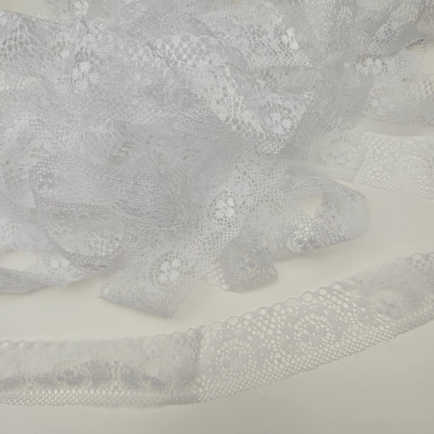 Special buy pretty lace 8m - White