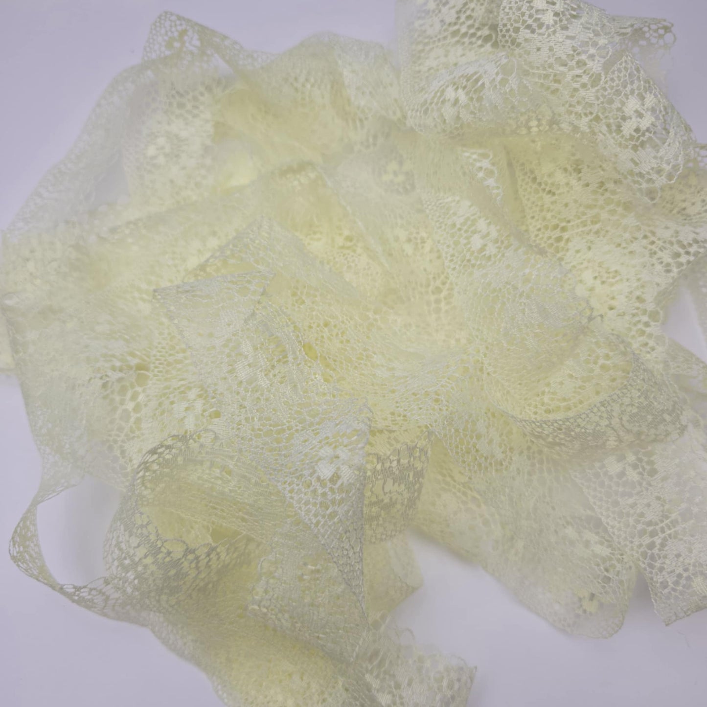 Special buy pretty lace 8m - lemon yellow