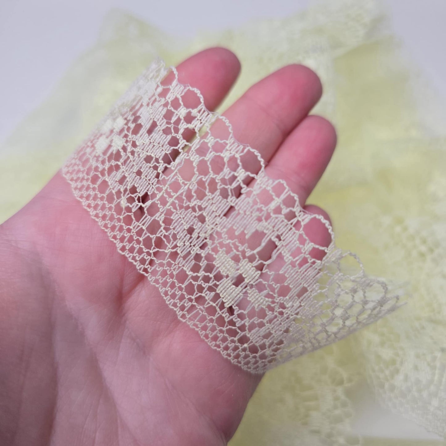 Special buy pretty lace 8m - lemon yellow